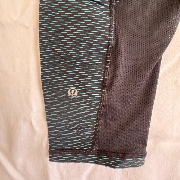 Lululemon Cropped Leggings with Pockets in Black and Teal Pattern - Picture 3 of 4